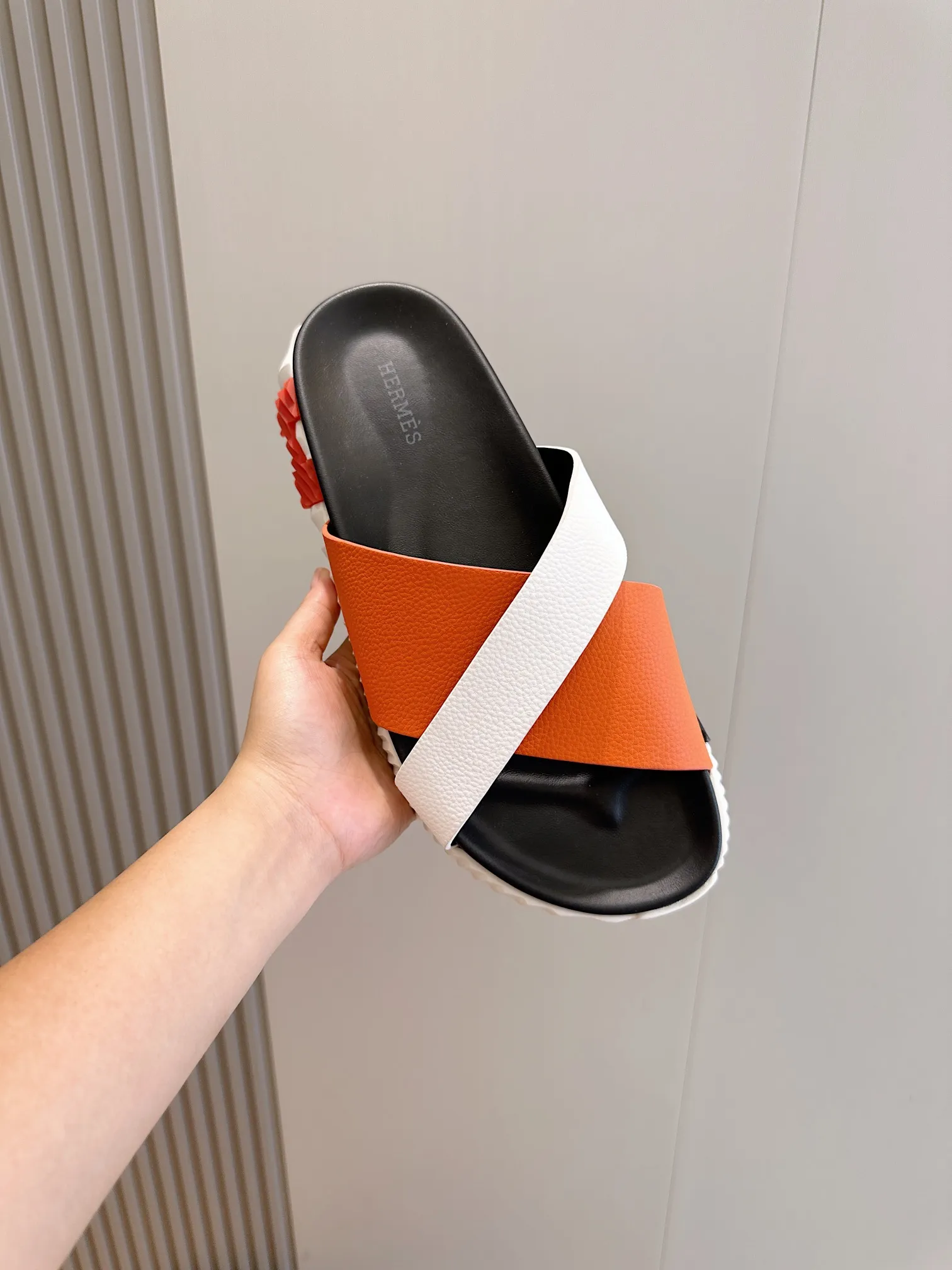 [HERMÈS] Top men's shoes 💰: 340💰 Size: 39-44 (38.45 46 custom-made) Herme*H Home Hermès Men's Sandals and Slippers - Original Replica Purchase the original version and make it one to one, the outsole is privately modeled, and the outsole color corresponding to each color is the same as the original version. Come to those who know the stuff 💪 The ultra-light soles are designed in contrasting colors, and they feel so comfortable on your feet! Calfskin, cowhide feet, private mold outsole.